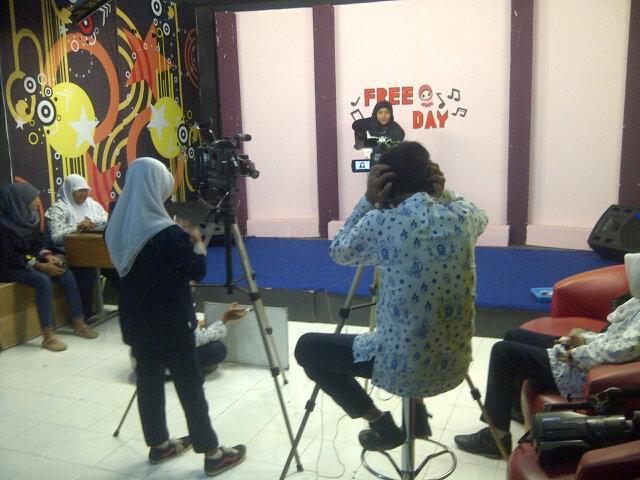 SMEAMUTV_SMK5's tweet photo. Taping freeday with siswa siswi @MALVOCS_SMEAMU in studio #semangatproduksi http://t.co/x7BhUrvGuT