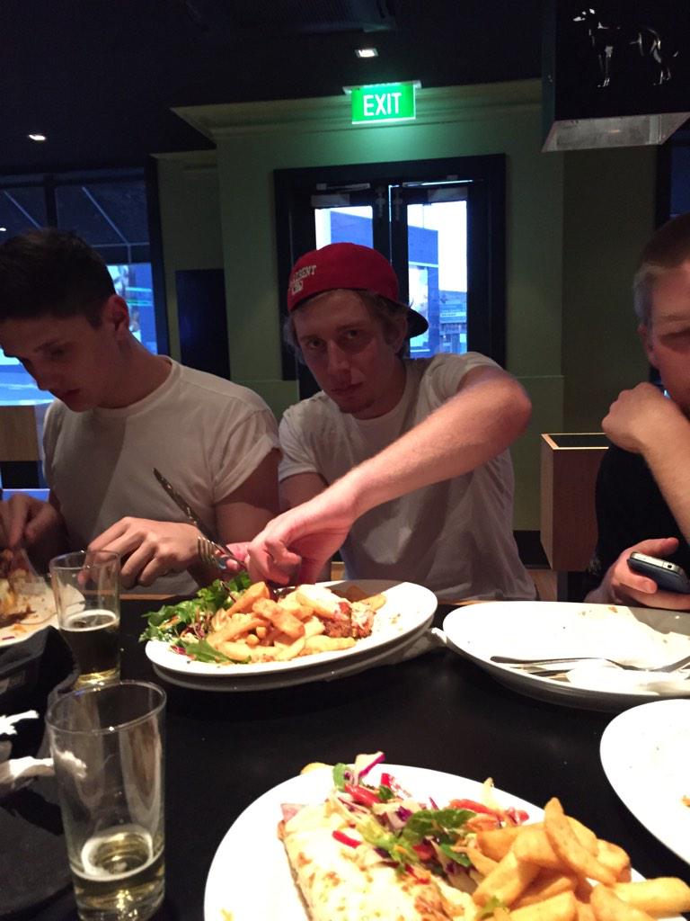 JustinGraham23's tweet photo. @_callum_lockett getting it done yet again @skinnydoghotel with the @KewCricketClub boys. Best in town !! #finished2 http://t.co/y6FcbVr67v