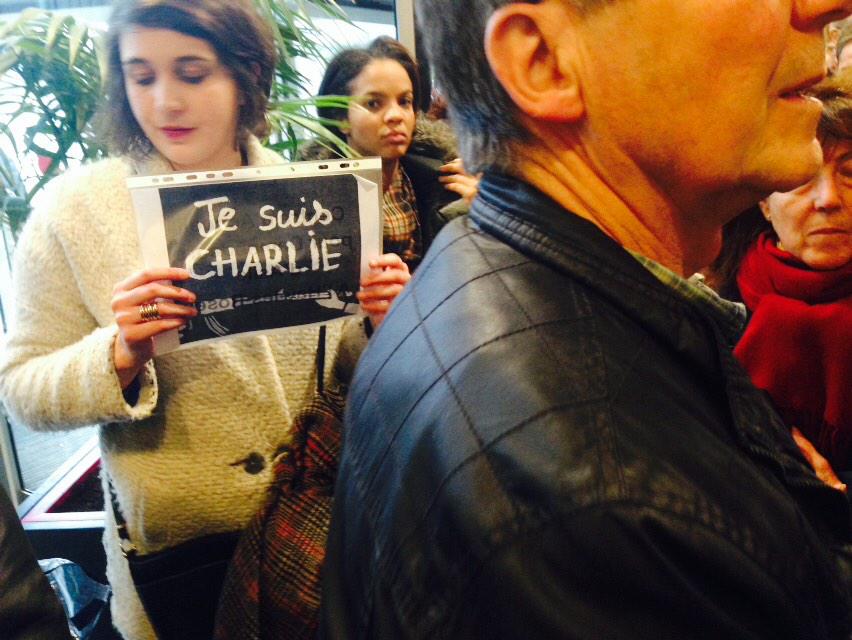 Citoyen94240's tweet photo. De nombreux citoyens à @lhay_les_roses sont venus pour rendre hommage aux victimes de cette barbarie #JeSuisCharlie http://t.co/Qg79oSJ3hs