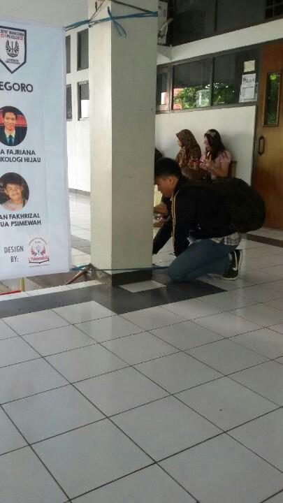 Kegiatan senat hari ini, pemasangan MMT