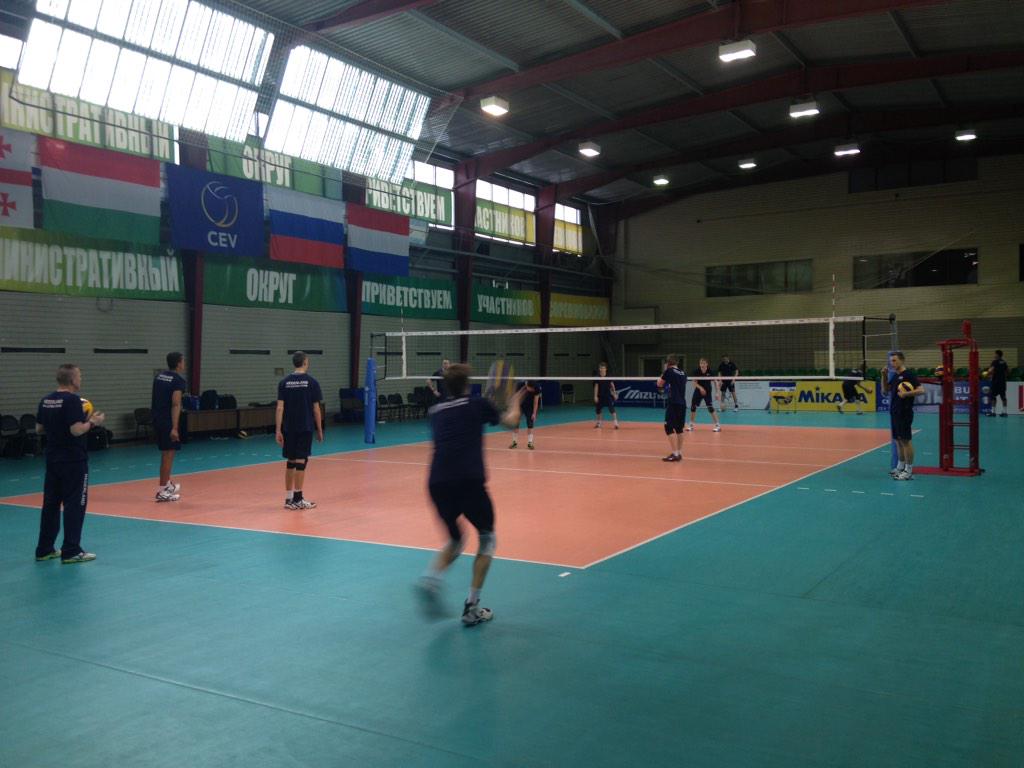 AbiantSetUppers's tweet photo. Met "onze" Pascal! RT @GidoVermeulen: Laatste training jongens jeugd in Moskou. Klaar voor Hongarije #volleybal http://t.co/MOwnVofPjd