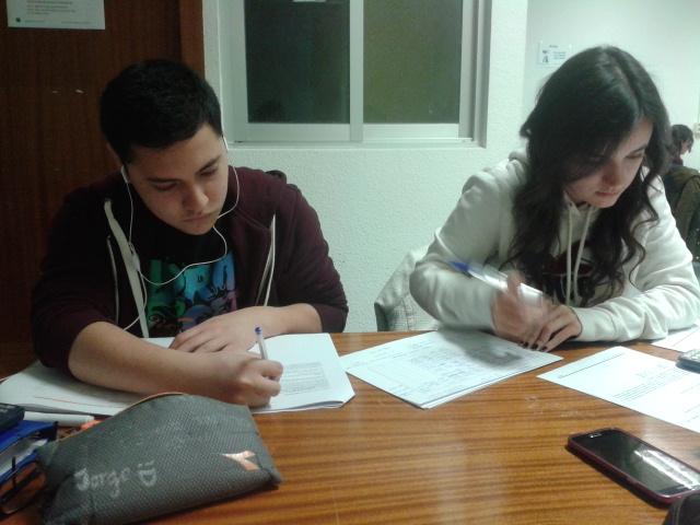 tere_i95's tweet photo. Haciendo que estudian @PonceJLG @mimiisfd http://t.co/Ca9bzGku4L