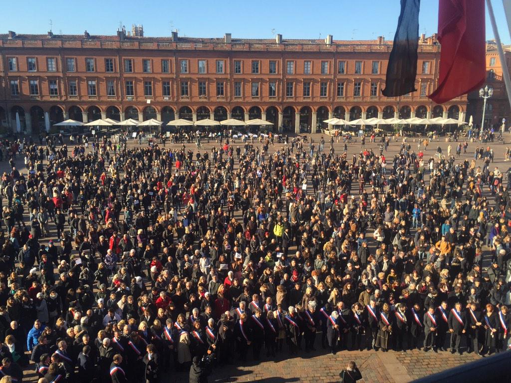 Toulouse's tweet image. En direct place du Capitole. #jessuischarlie