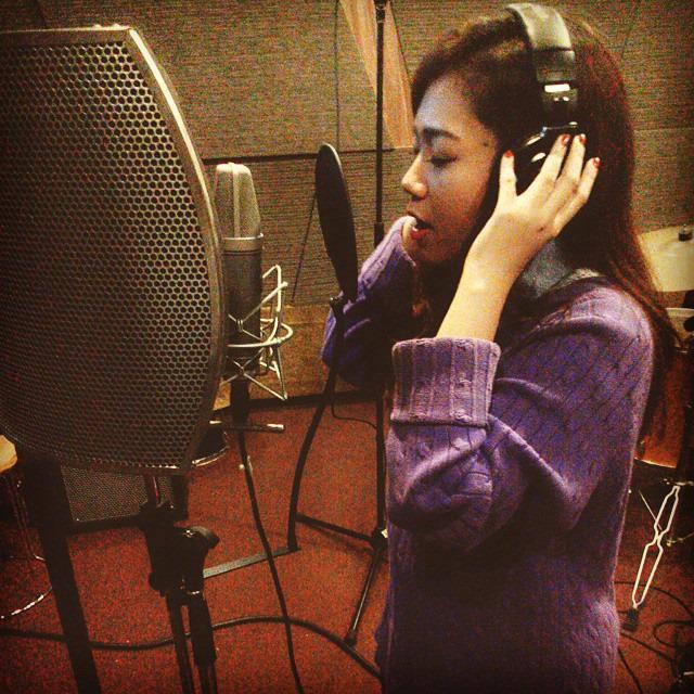Vocalist kita yg kece <a href="/SeviaSeall7/">sevia_seall7</a> take vocal nih! :) 
#TrackRecording
#7thSong
#FirstAlbum 
#dCestLavieBand