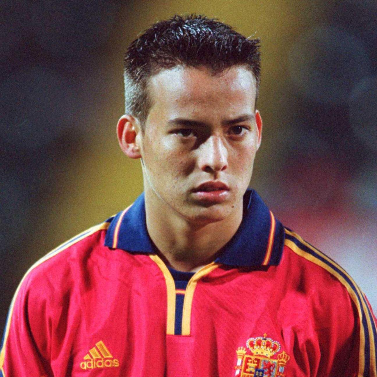 Happy birthday to midfielder David Silva ( who turns 29 today.

(Photo from 2001) 