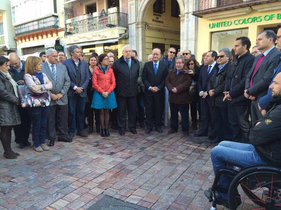 malaga's tweet photo. [Foto] Se celebra la concentración convocada por @aprensamalaga en Pl. Constitución por el atentado a #CharlieHebdo http://t.co/POVBedUZd6