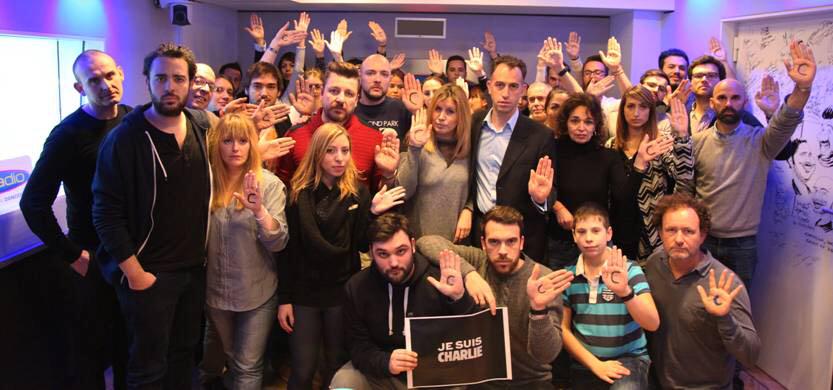 funradio_fr's tweet photo. L'Équipe de Fun Radio rend hommage aux victimes de #CharlieHebdo #JeSuisCharlie http://t.co/JvHgf8kGPD