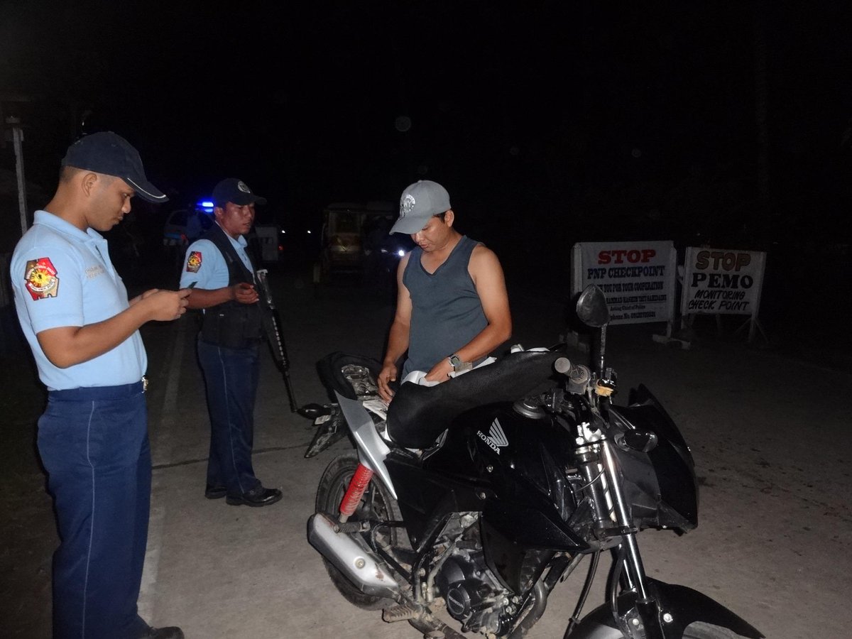 LabasonMPS's tweet photo. PINSP ALEXIE A. PALISOC during the conduct of checkpoint at the locality. http://t.co/B25J4VG2MS