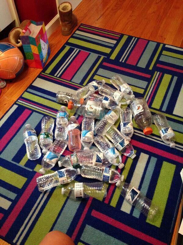 MyBitchCode's tweet image. Cleaning my room like