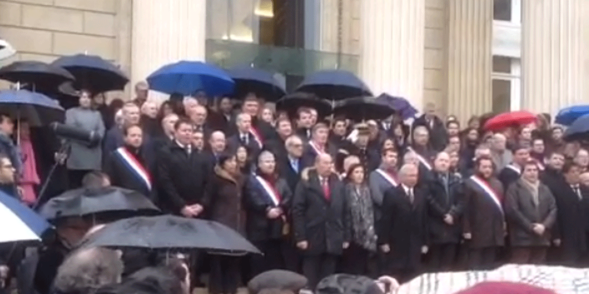 leLab_E1's tweet photo. Bartolone et les députés entonnent la Marseillaise après la minute de silence à l'Assemblée http://t.co/B2gnU4mnK3 http://t.co/EDIN22mTha