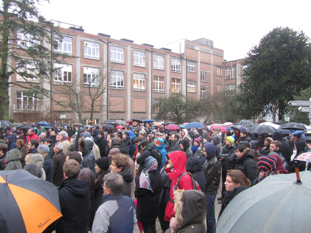Hommage aux victimes de l'attentat à Charlie Hebdo à l'<a href="/ULBruxelles/">Université libre de Bruxelles</a> 
#JeSuisCharlie