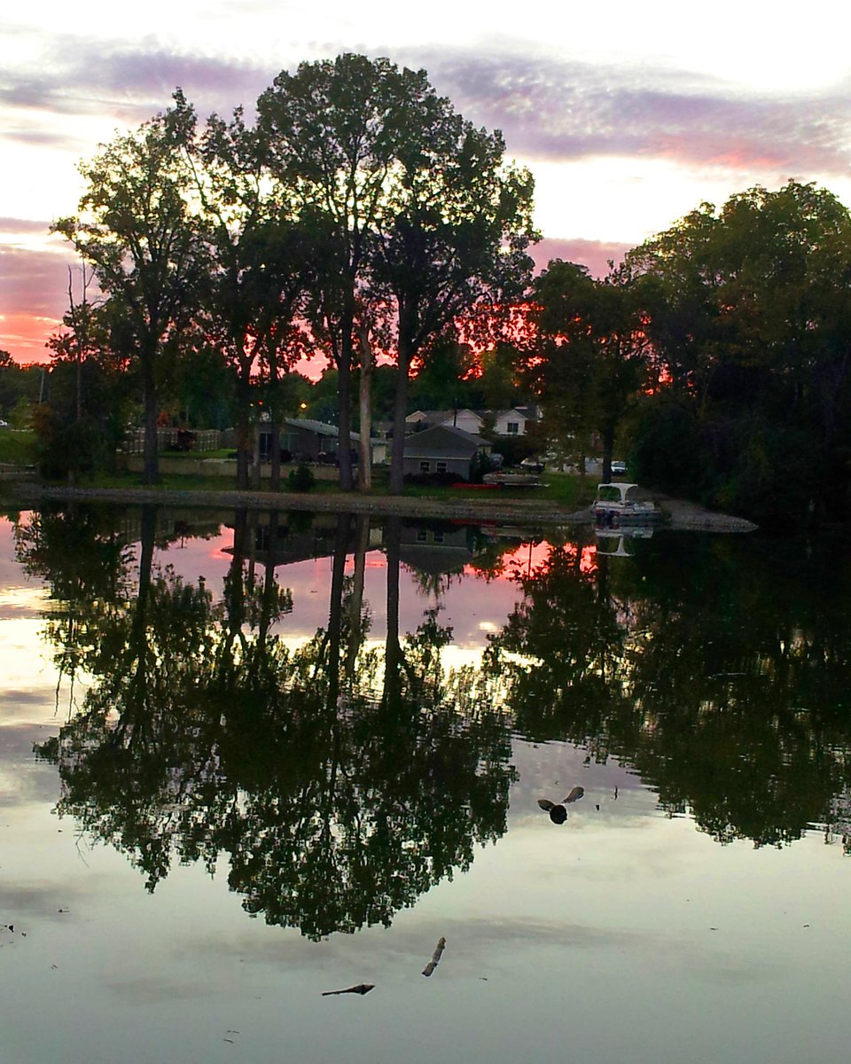 CathieRowand's tweet photo. Sunset on the St. Joseph River photo by Cathie Rowand @artlinkftwayne @CityofFortWayne  #RiverFrontFW http://t.co/GFsm3CLj93