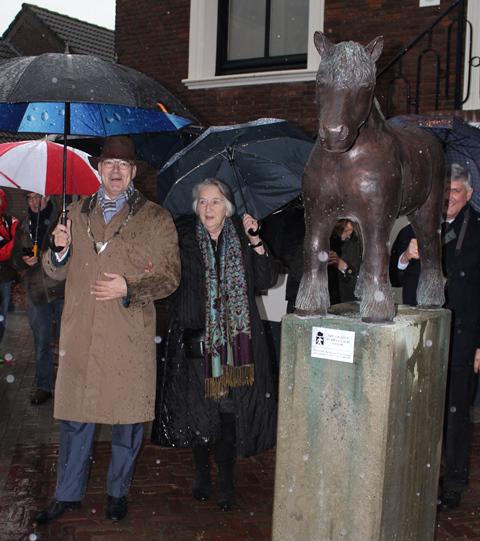 Bgm Van Kooten onthulde vanmiddag in Hedel, in de stromende regen, het nieuwe paardenbeeld. "Hedel is weer compleet!"