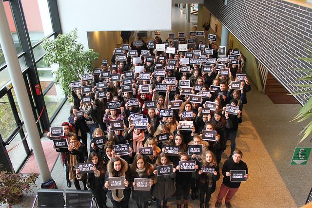 InfocomCaen's tweet photo. En hommage à #CharlieHebdo.. #Libertedelapresse #InfocoComCaen #universitécaen http://t.co/VOAXsj0Fal