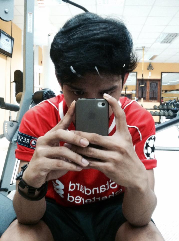 jomblo ya seperti ini kalau berfoto..hahaha