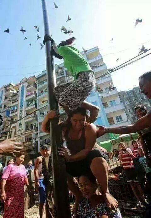 zawwz's tweet photo. လြတ္လပ္ေရးေန႕ အမ်ိဳးသမီးေခ်ာတိုင္တတ္ပြဲ http://t.co/klZzcKMFPN