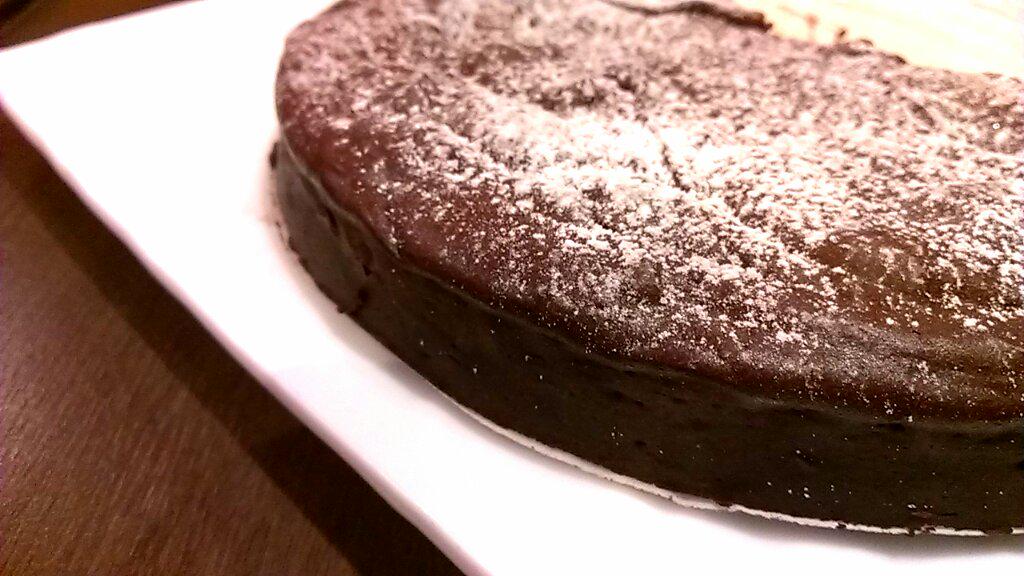 StartSendai's tweet image. 一度食べたら忘れられなくなる!?『本気のガトーショコラ￥５００』３日前までお問い合わせいただければ、１ホールでのテイクアウト出来ます!!（￥４０００）創作ダイニング Start　TEL:022-224-1236  ##仙台