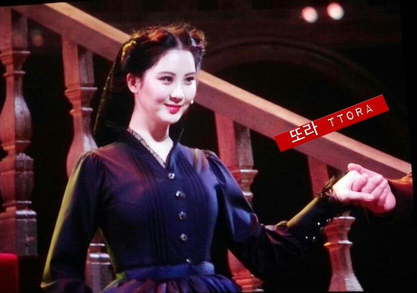 [OTHER][10-11-2014]SeoHyun tham dự buổi họp báo cho vở nhạc kịch mới của cô "Gone With The Wind" B61UhfeCMAE-FQz