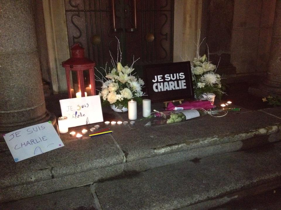 OFCherbourg's tweet photo. Environ 300 personnes devant l'hôtel de ville ce soir.. La mobilisation continue #jesuisCharlie http://t.co/fBNoLaYRdL