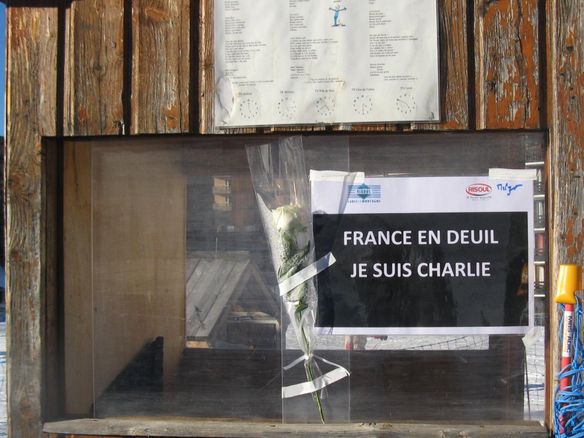 Labellemontagne's tweet photo. A Risoul 1850, le message #JeSuisCharlie avec une rose a été affiché en bas de chaque appareil. #NousSommesCharlie http://t.co/qQra194kID