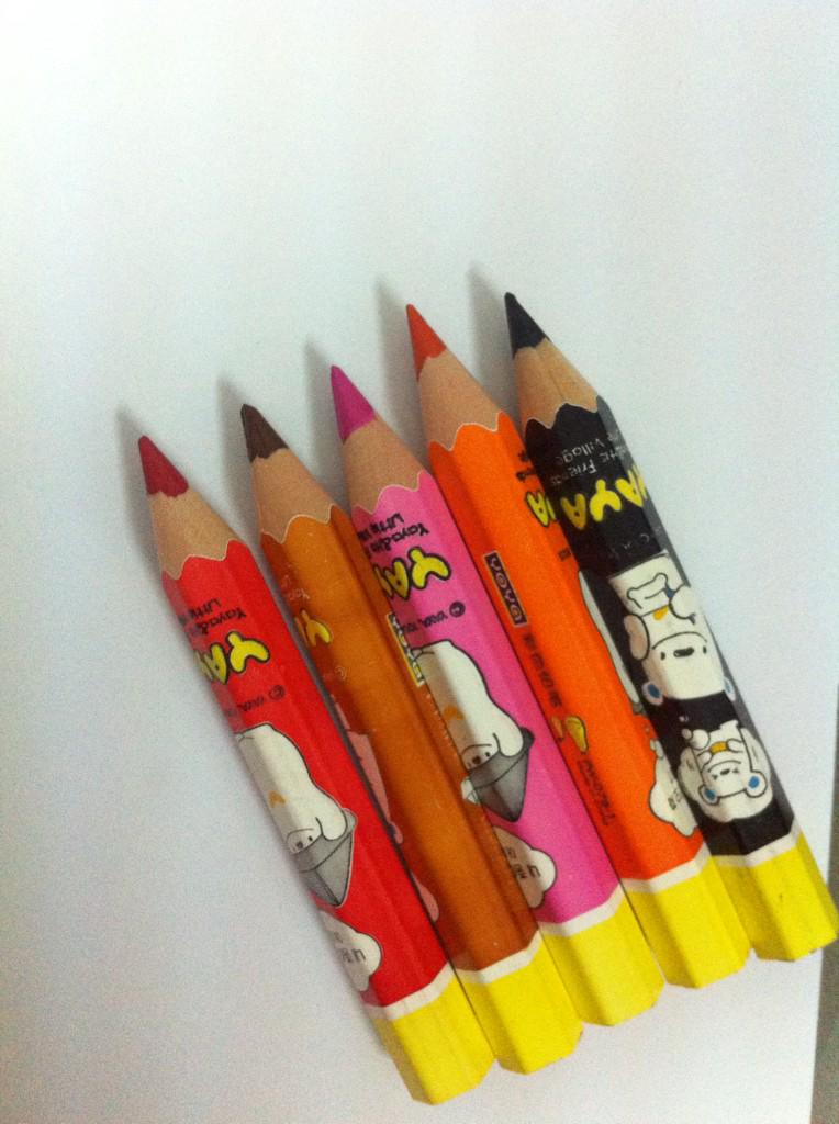 lalalukuu's tweet photo. ลองใช้สีของเด็กน้อยระบายดู ก็โอเคนะ 57 บาทเอง แท่งอวบเชียว 55555555555555555 http://t.co/INbzAt2ilc