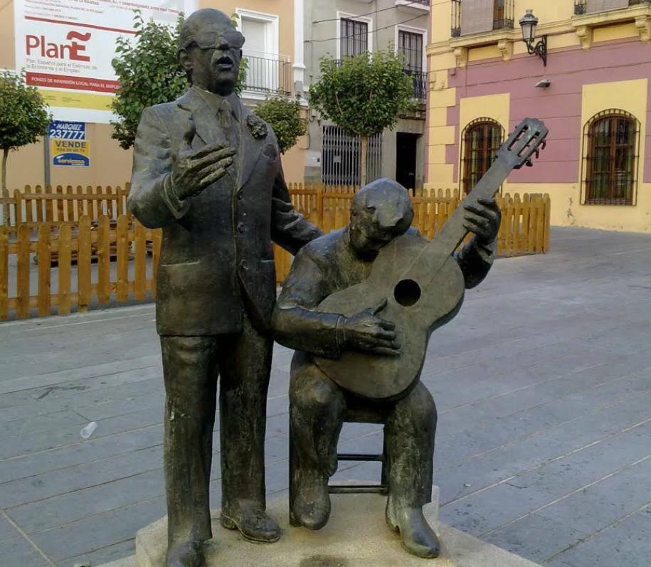 Eresdebadajozsi's tweet photo. Mira que contento se pone mi Porrina de Badajoz cuando sale el sol. Si es que se le alegra el alma. http://t.co/otFAIggfwv