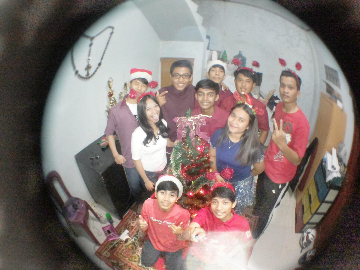 TKJfirstClass's tweet photo. @OSISdharmit Merry Christmas Guys!! #SMKDharmit #lombaselfienatal 12TKJ http://t.co/7hjJezQnaX