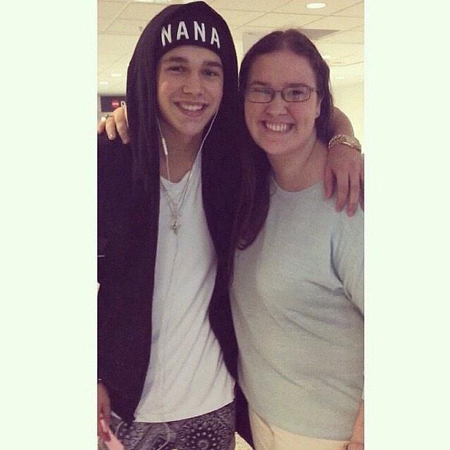 AustinMahoneJPN's tweet photo. #PHOTO mahomiesとのツーショットを撮る場面も😘
#VIDEO → http://t.co/GmaYRxnVbt
空港に着いた時の様子の動画です👍(1/6) http://t.co/U6h7O7d0fO