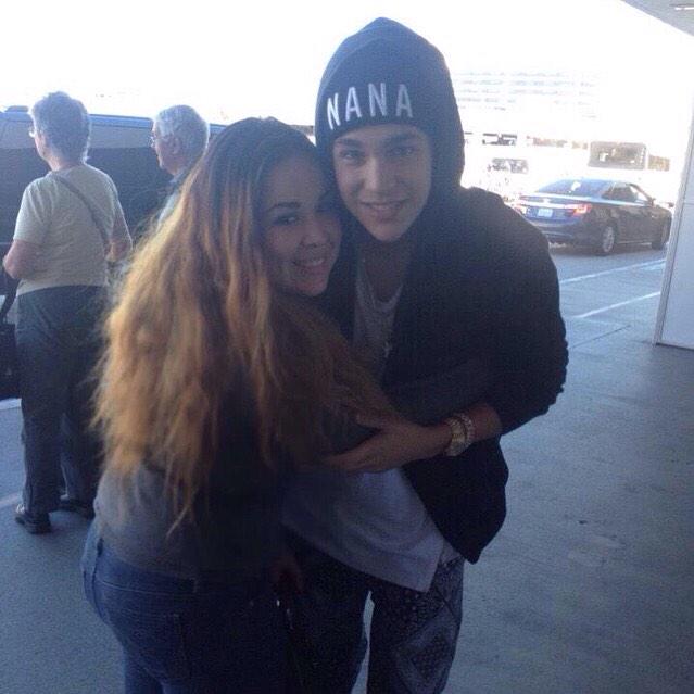 AustinMahoneJPN's tweet photo. #PHOTO mahomiesとのツーショットを撮る場面も😘
#VIDEO → http://t.co/GmaYRxnVbt
空港に着いた時の様子の動画です👍(1/6) http://t.co/U6h7O7d0fO