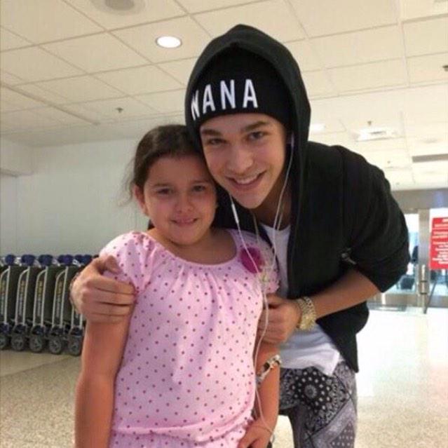 AustinMahoneJPN's tweet photo. #PHOTO mahomiesとのツーショットを撮る場面も😘
#VIDEO → http://t.co/GmaYRxnVbt
空港に着いた時の様子の動画です👍(1/6) http://t.co/U6h7O7d0fO