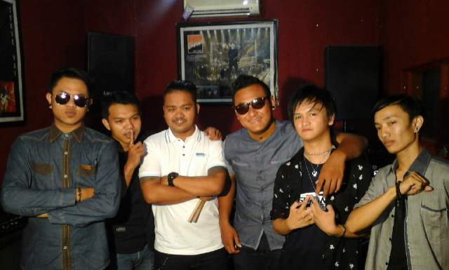 Dpiston1's tweet photo. Done Shoot @DanangDpiston1 @Gharin_5 @Andreasrosy @Xsan_Basis @AgungMusisi21 @wahyurock5 smngt kaka2 utk jdwl brktnya http://t.co/yh3vysSg6H