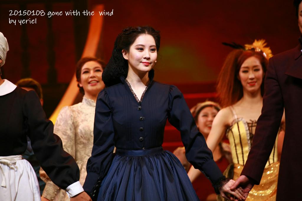 [OTHER][10-11-2014]SeoHyun tham dự buổi họp báo cho vở nhạc kịch mới của cô "Gone With The Wind" - Page 2 B61tyNYCUAAyIpR