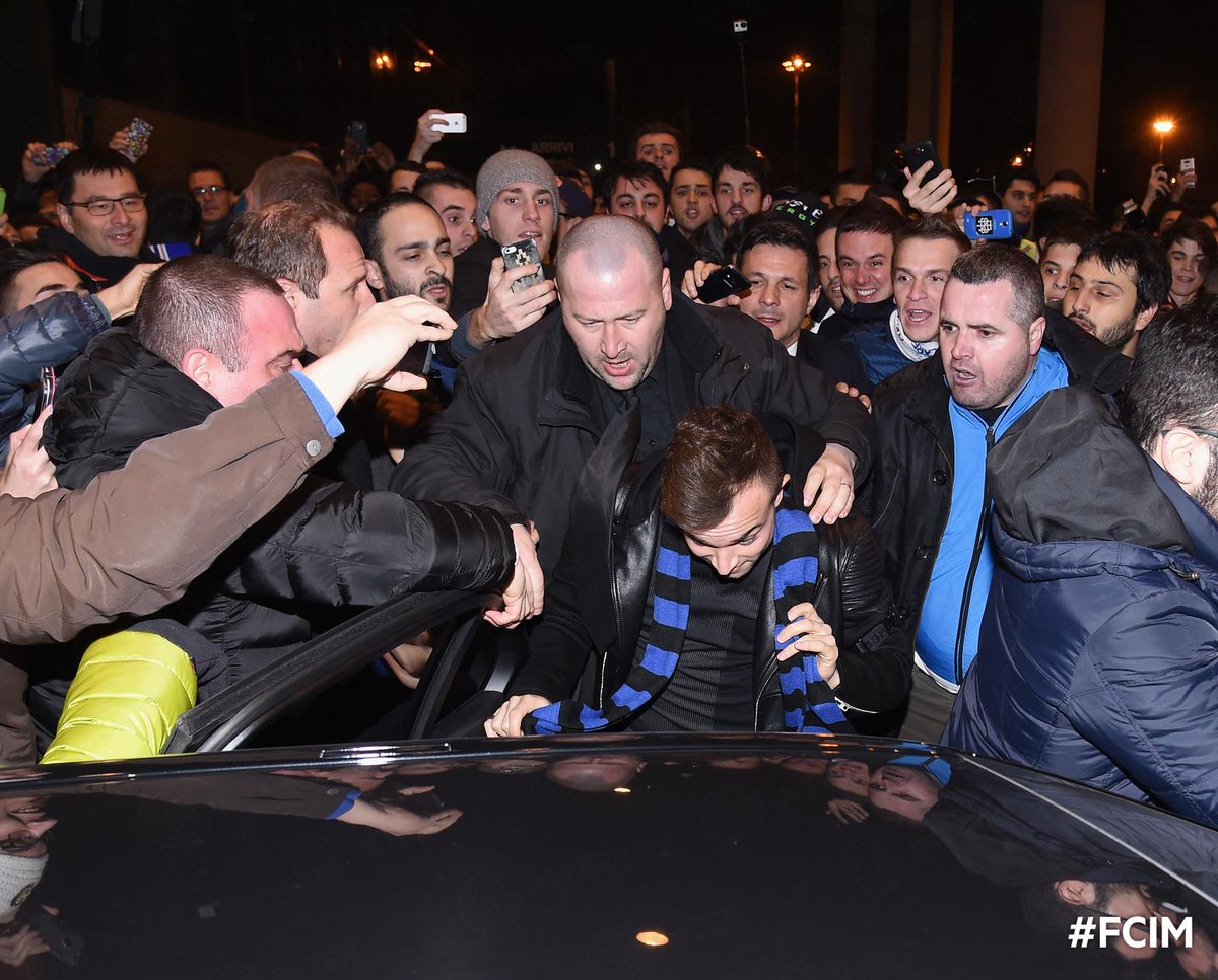 Inter's tweet photo. "Contento di essere qui. Voglio giocare domenica ma non so. Questi tifosi sono splendidi #forzaInter!" @XS_11official http://t.co/eVKE9tAZAk