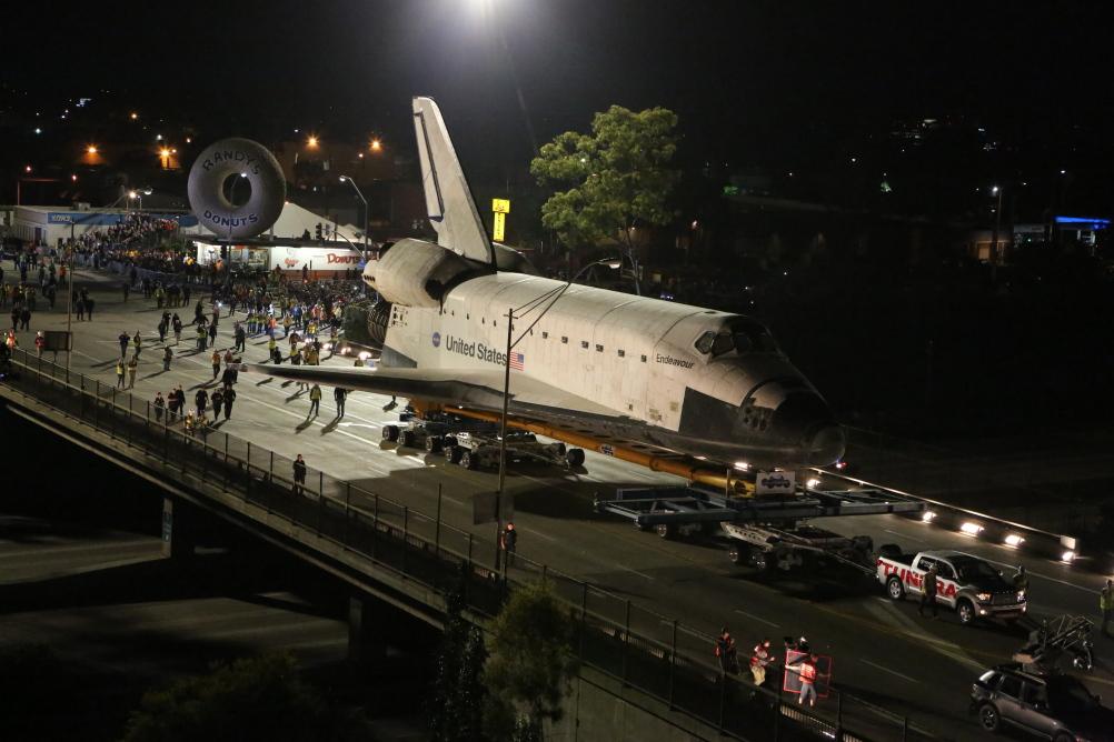 CaltransDist7's tweet photo. #TBT (kinda) #ShuttleEndeavour on Manchester Blvd. above #SanDiegoFwy (I-405) 10/13/2012 #Caltrans @casciencecenter http://t.co/0CJIs0rikZ