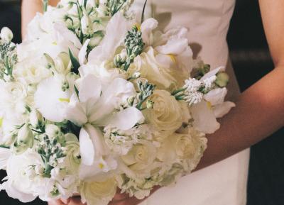 stylemepretty's tweet image. The perfect bouquet for a classic winter golf club wedding:
stylemepretty.com/little-black-b… 
Photo: Katie DeLorme
