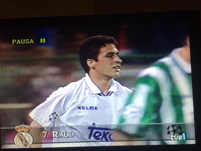 MundoMaldini's tweet photo. En efecto, primer gol de Raúl en Champions. Aquí tras marcar en aquel Real Madrid-Ferencvaros de 1995!! http://t.co/NpCgXVftSM