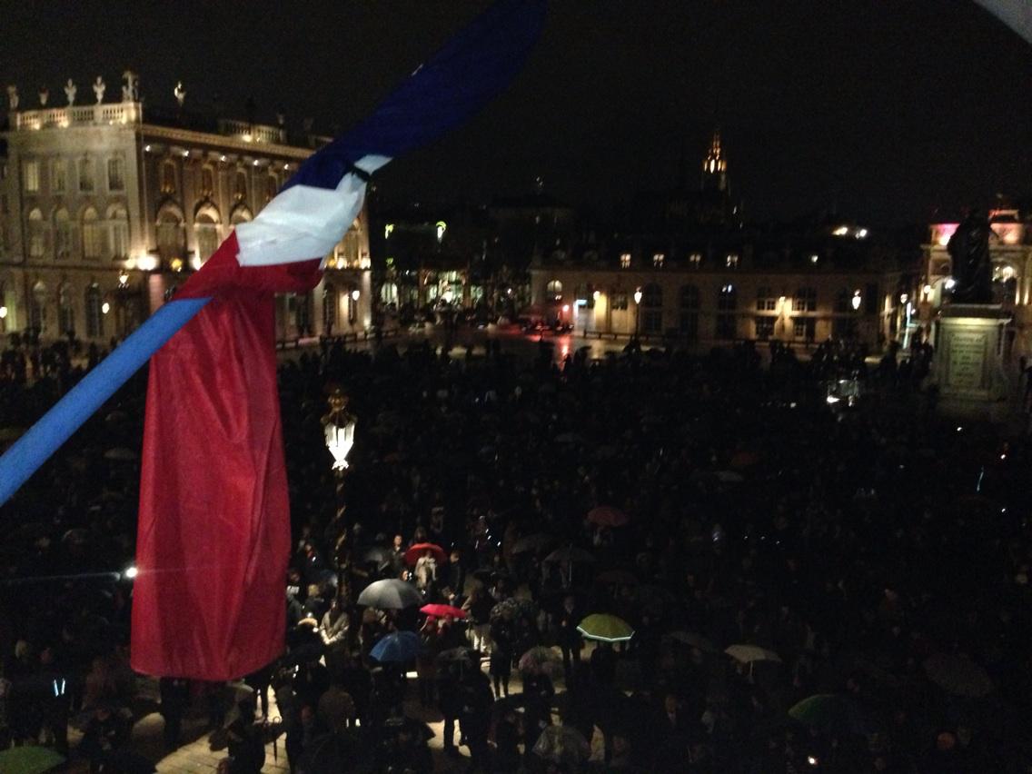 Nancy_Presse's tweet photo. Déjà 3000 personnes place Stanislas à #Nancy pour #CharlieHebdo #JeSuisCharlie @VilledeNancy http://t.co/hzXWSExvOk