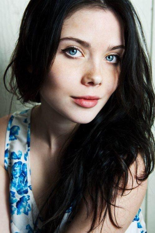 #OutlawQueen child will be played by Grace Phipps. She is an open character.