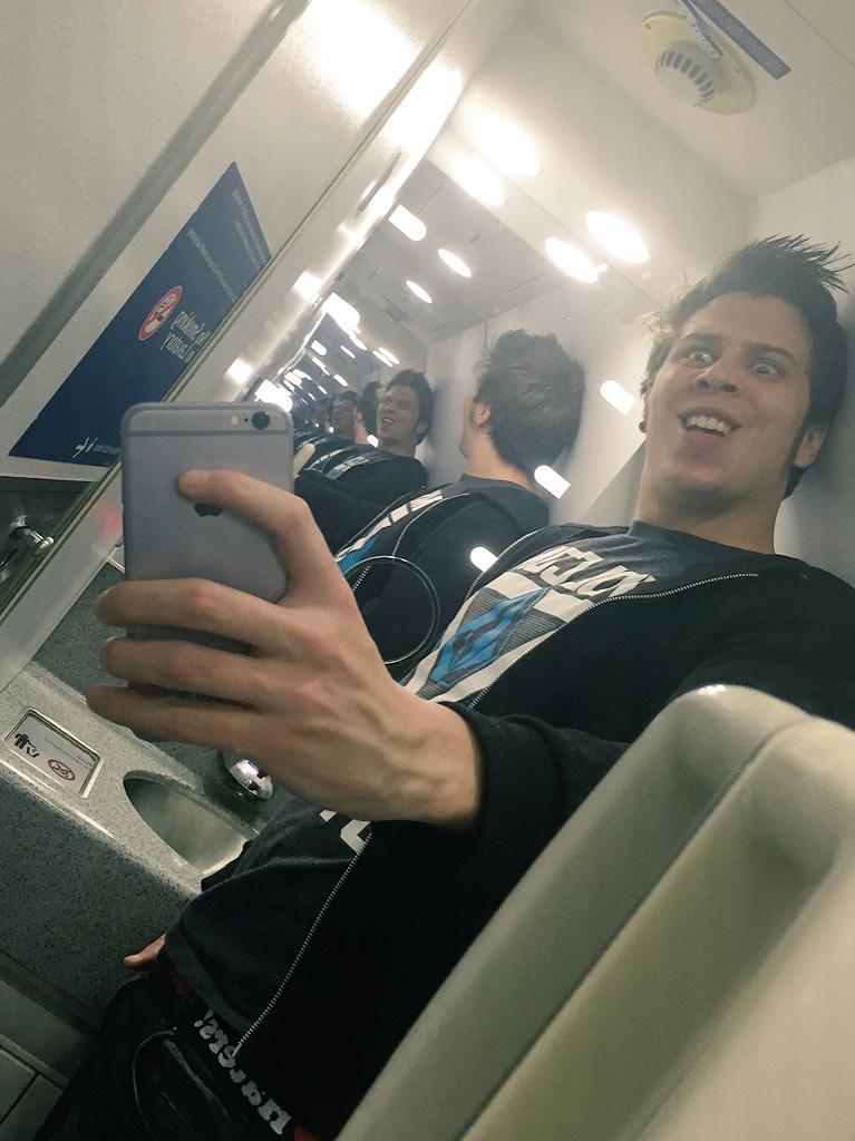 Rubiu5's tweet image. Mi retraso viaja en el infinito del espacio-tiempo de estos espejos