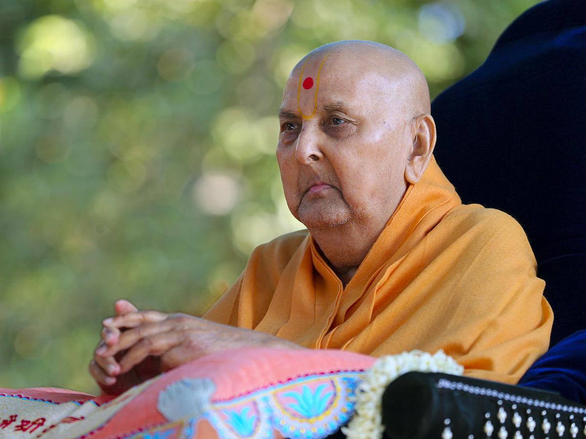 BAPS's tweet photo. Video Added: Guruhari Darshan 4 Jan 2015, Sarangpur, India http://t.co/3RzL0hzfC1 http://t.co/aFpP2Z8va4