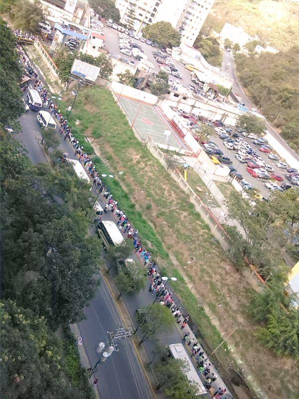 cheo070777's tweet photo. No es para ver un juego o ir a un concierto, es para comprar #alimentos #CrisisenVenezuela Caricuao http://t.co/LXlkxzqUlZ”