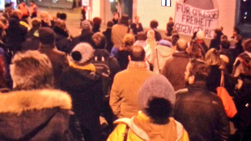 Über 100 Menschen gedenken  in St.Gallen den Opfern von Paris und demonstrieren für Pressefreiheit. #JeSuisCharlie