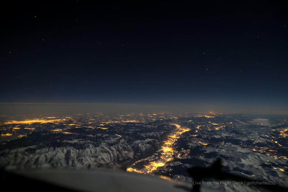 Golfcharlie232's tweet photo. Flying above #Innsbruck, Austria #Alps #bynight #avgeek #ski #pilotsview #pilotlife http://t.co/K2zveP6PoH