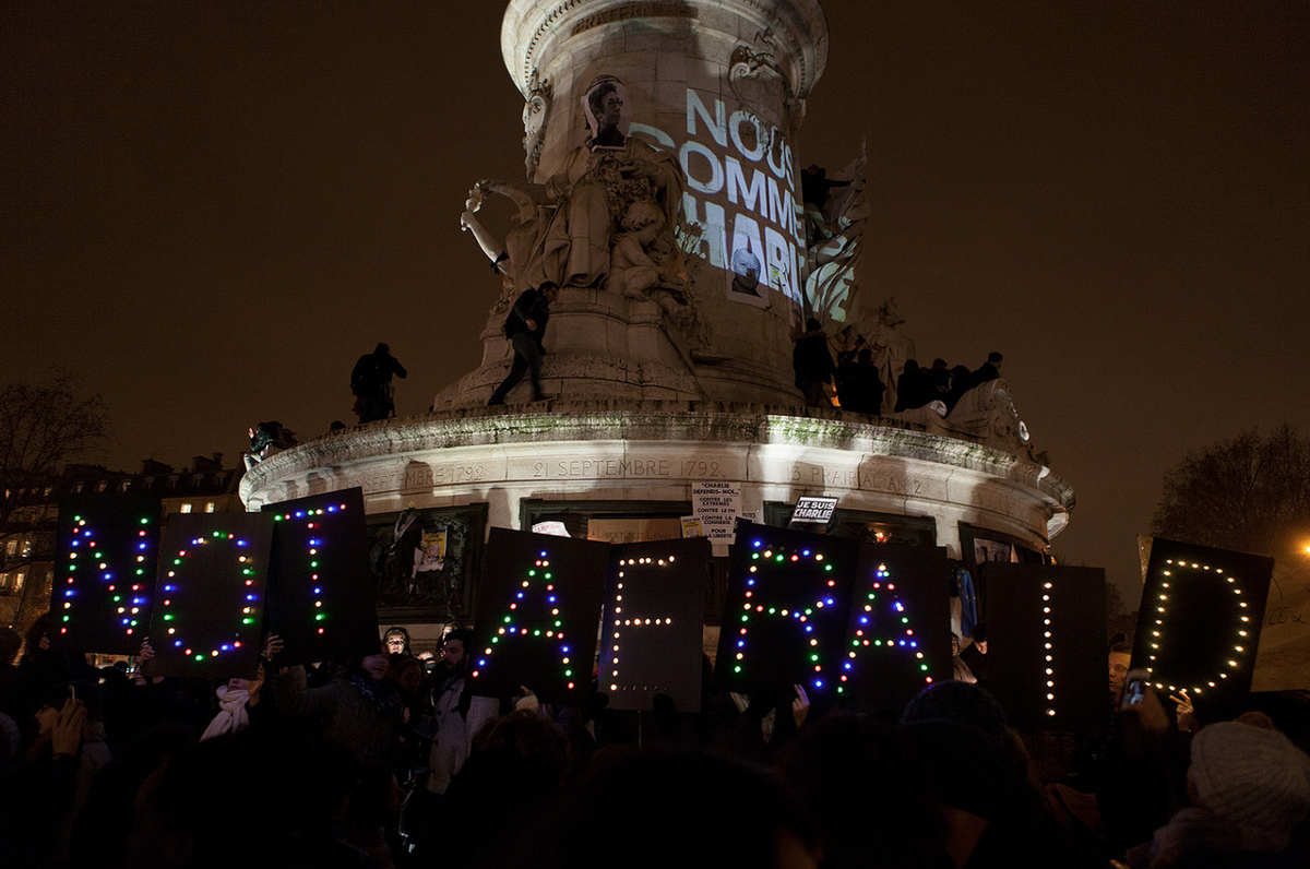 LMH_nouveau's tweet photo. «Ils voulaient mettre la France à genoux, ils l'ont mise debout.» Et le reste du monde a suivi. #Charlie http://t.co/iZr3Covr9j