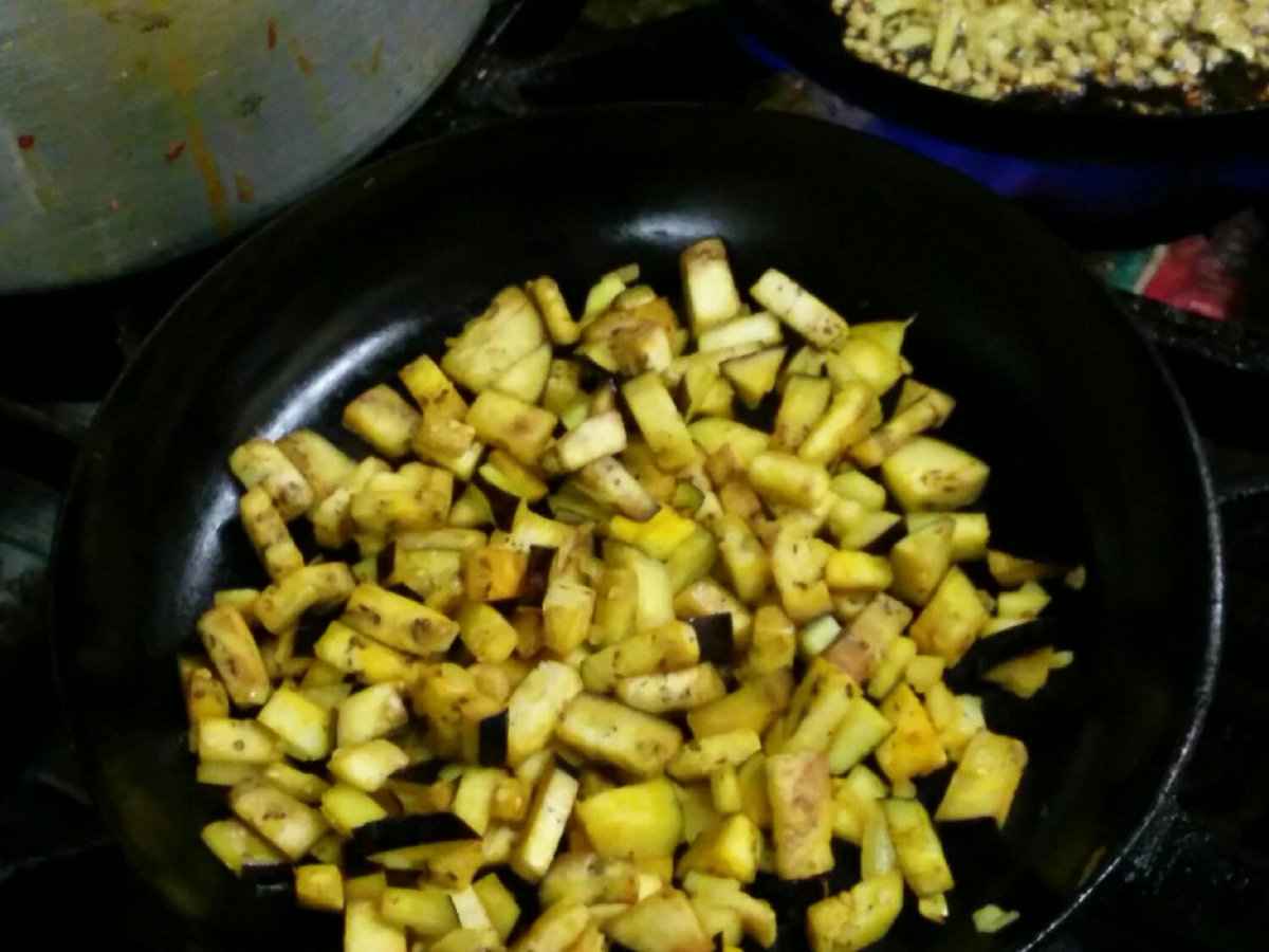cayennekg's tweet photo. Preparing the Birinjal Bhaji http://t.co/rc7r4g5mcC