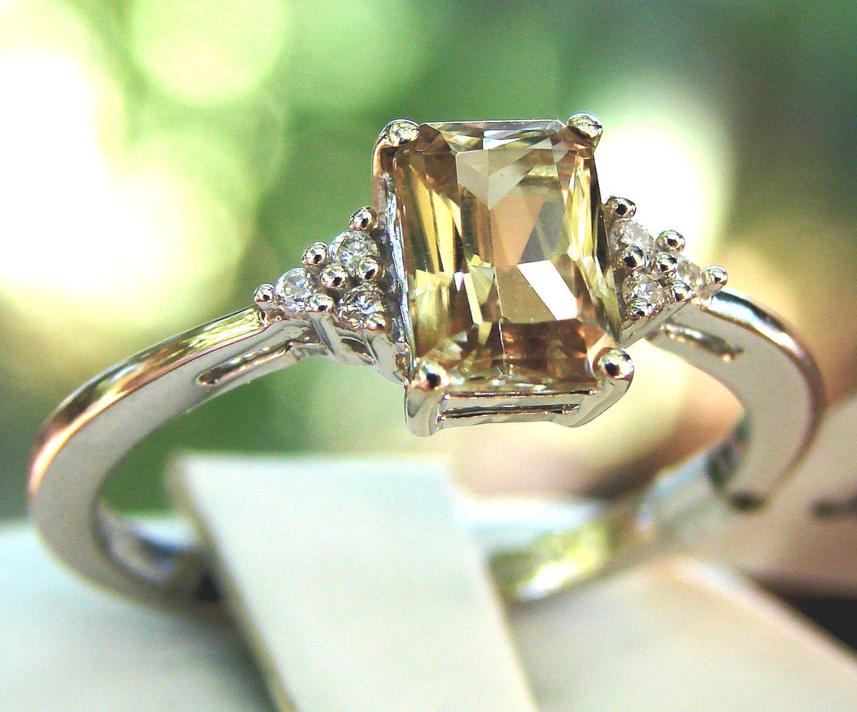 HMFineJewels's tweet photo. #ColorChangeCsarite #csarite #rare #WhiteGold #diamonds #finejewelry #engagementring #jewelry http://t.co/KwjPyIwy4H http://t.co/QDQPAkfqi3