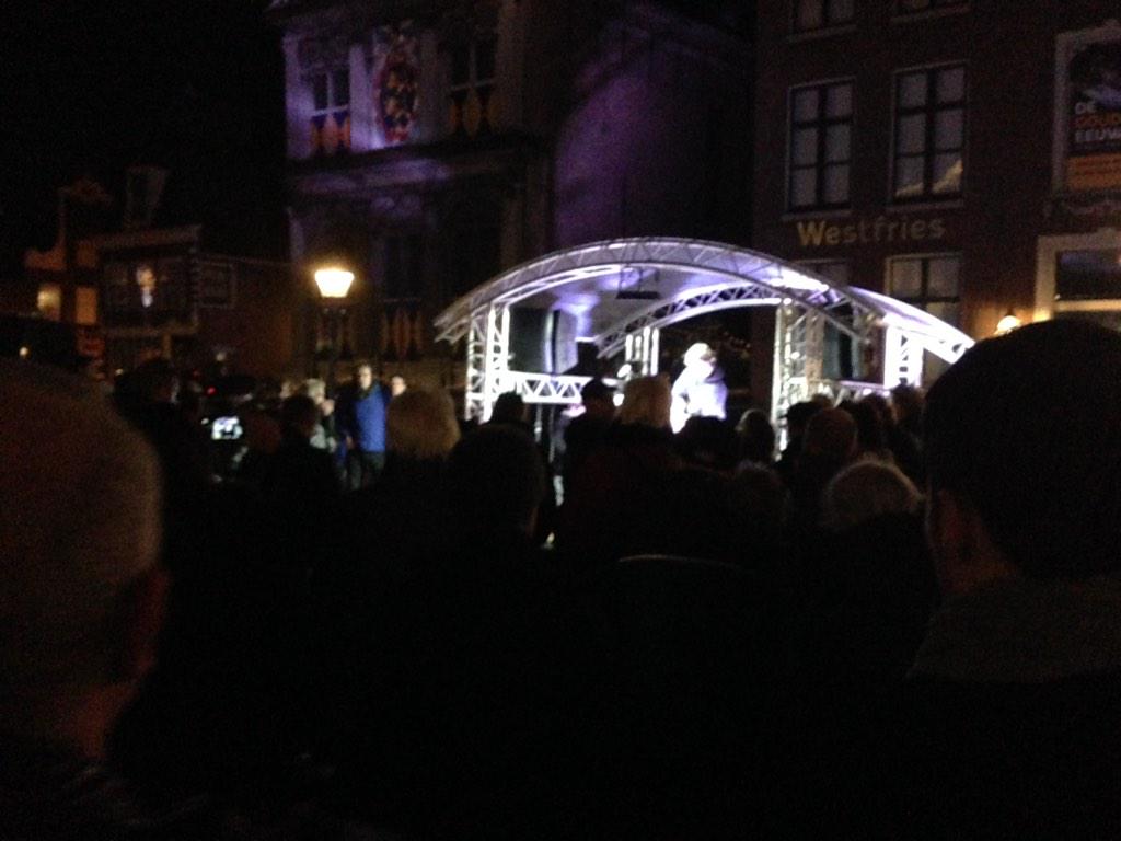 De rode steen in Hoorn vol mensen om te zeggen dat onze vrijheid met potlood bewaakt moet worden, ondanks geweren.