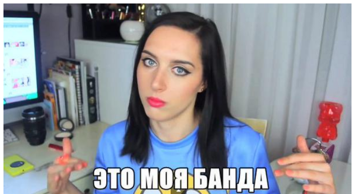 Компьютер, кровать, еда.