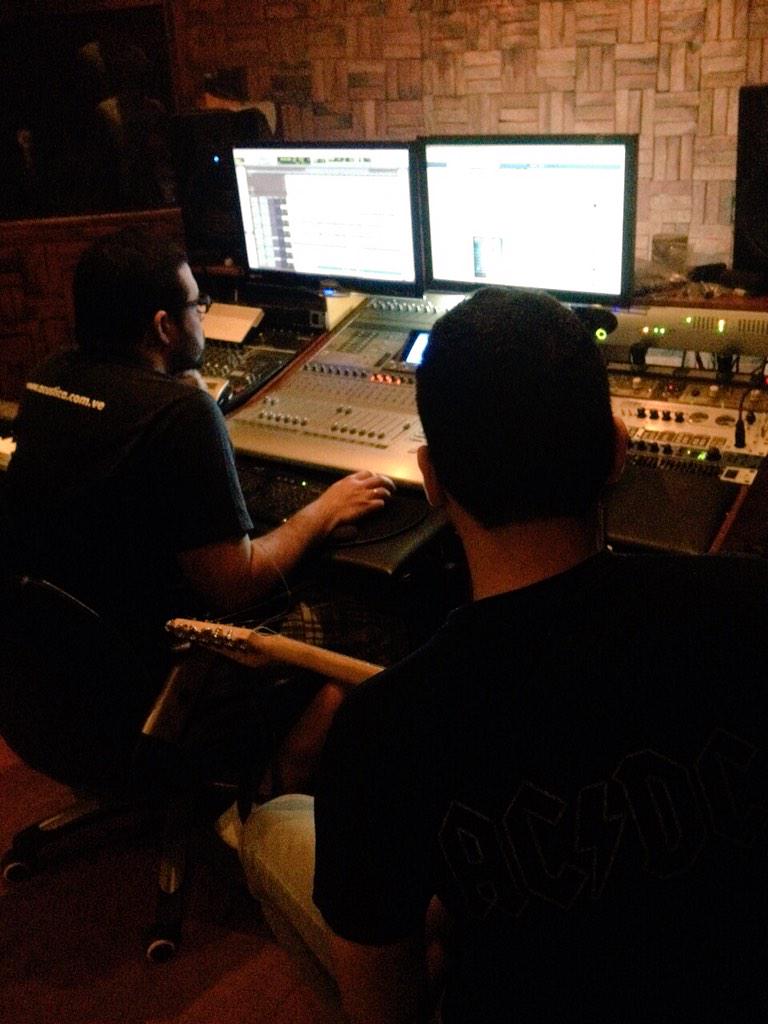 VuesaM's tweet photo. Ayer grabando guitarras en @Acusticarec , @CesarMedina99 @gabrielfh_10 http://t.co/ZzREKyfLDY