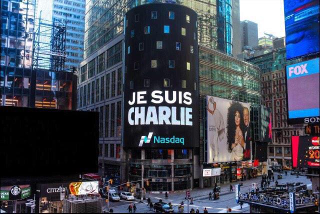 SoutiensCharlie's tweet photo. Le monde entier se mobilise, comme ici à Time Square. #CharlieHebdo #JeSuisCharlie http://t.co/BINIEpwtCM